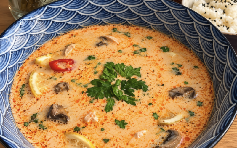 Том ям на кокосовом молоке с курицей, подается с рисом