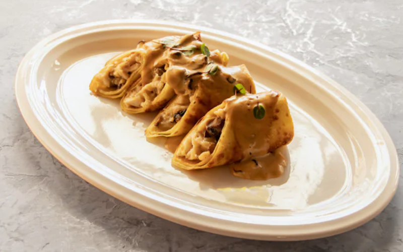 Блины с курицей, сыром и грибным соусом