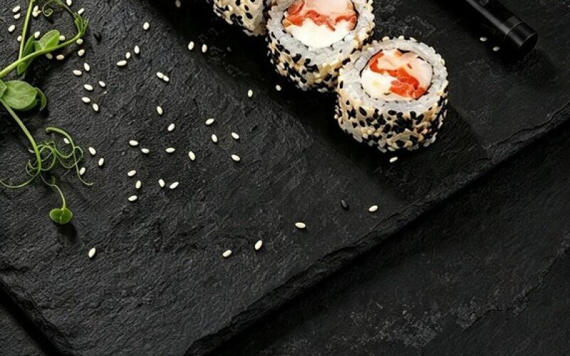 Калифорния в кунжут с форелью и креветкой