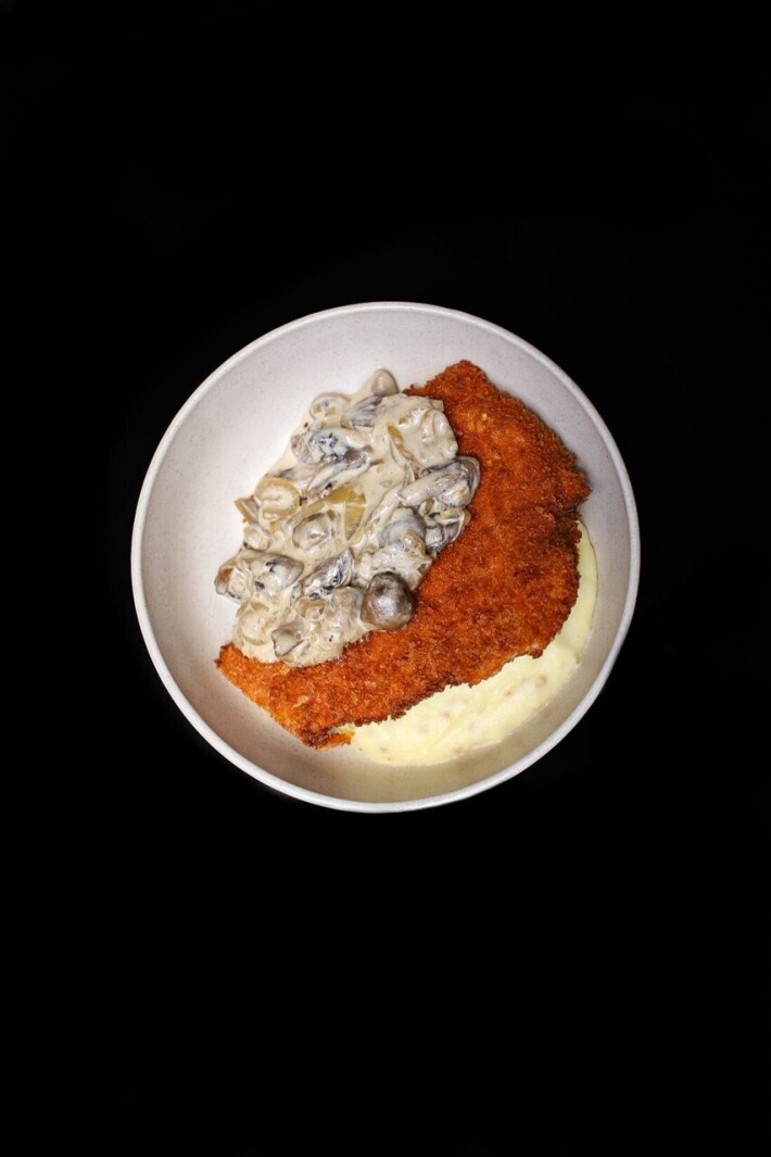 Куриный шницель с картофельным пюре и французской горчицей