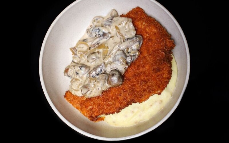 Куриный шницель с картофельным пюре и французской горчицей
