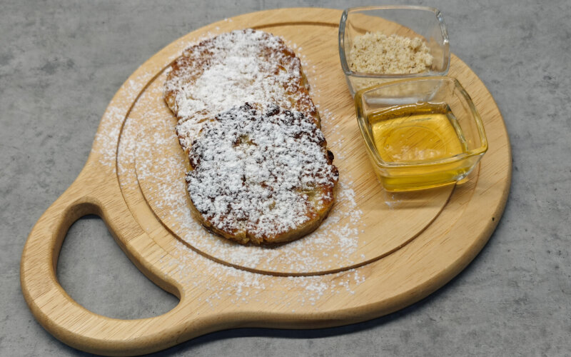 Яблочные оладьи с мёдом и грецкими орехами