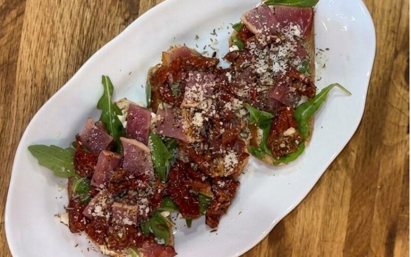 Брускетта с вяленым мясом и сыром «Пармезан»