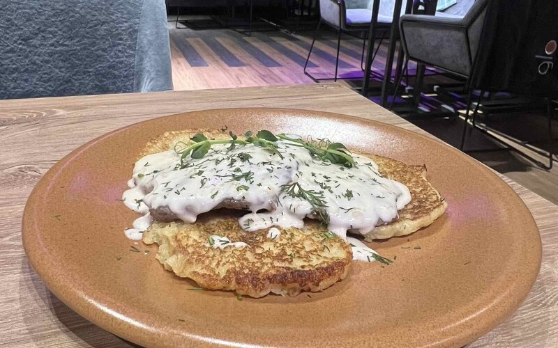 Лангет с луком с картофельными драниками