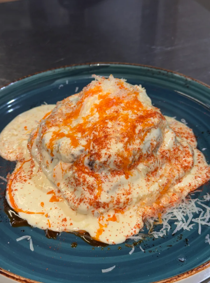 Картофельная вафля с говяжьей котлетой, сырным муссом и сыром «Пармезан»