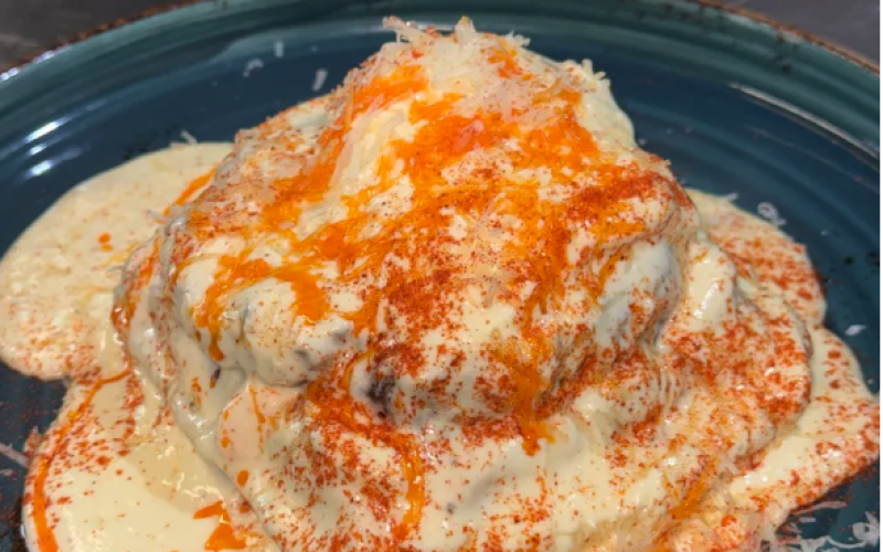 Картофельная вафля с говяжьей котлетой, сырным муссом и сыром «Пармезан»