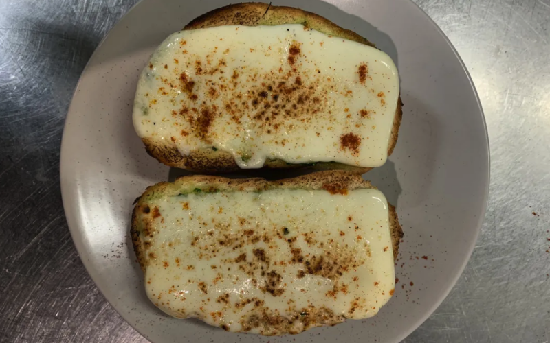 Запеченная чесночная булочка