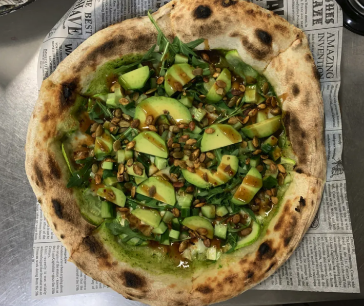 Green пицца с авокадо, сыром «Бри» и соусом «Песто»