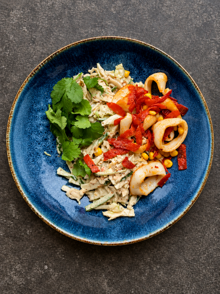 Салат с обжаренным кальмаром, кукурузой, чоризо и кунжутным соусом