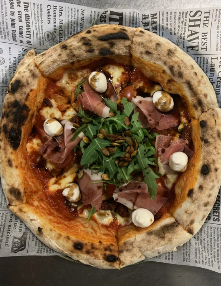 Пицца с пармской ветчиной и рукколой