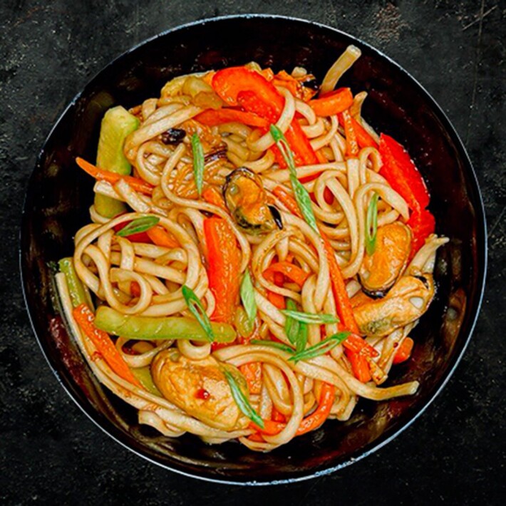 Wok с мидиями