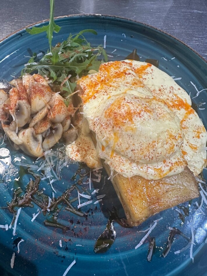 Картофельный гранэт с яйцом пашот, грибами и пармезаном