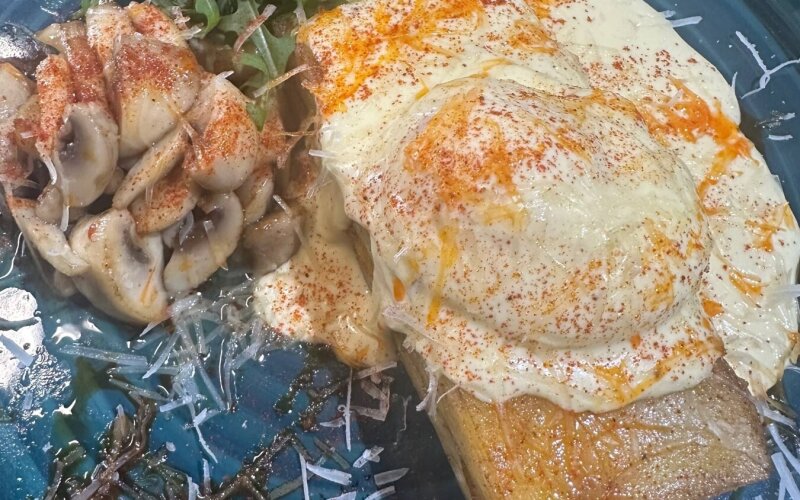 Картофельный гранэт с яйцом пашот, грибами и пармезаном