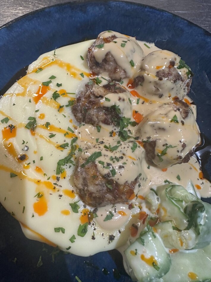 Митболы с пюре, сливочным соусом и огуречным салатом
