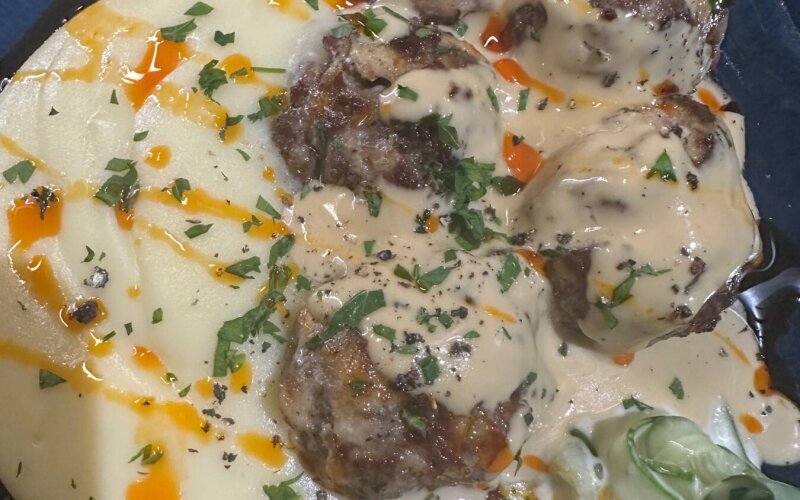 Митболы с пюре, сливочным соусом и огуречным салатом