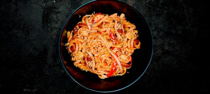 Wok с курицей и беконом