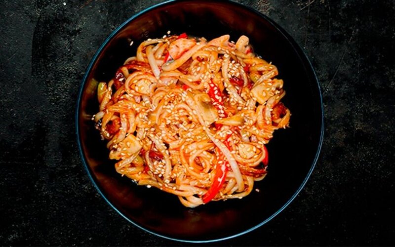 Wok с курицей и беконом