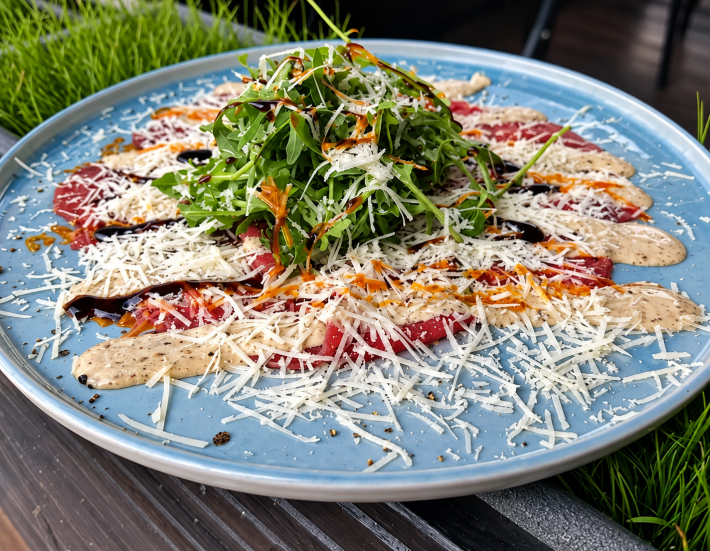 Карпаччо из говядины с кунжутным соусом и сыром «Пармезан»