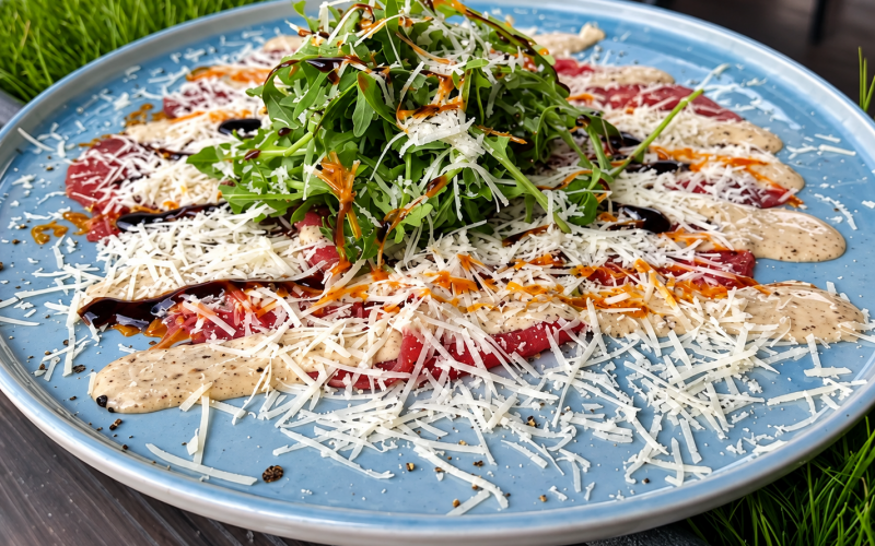 Карпаччо из говядины с кунжутным соусом и сыром «Пармезан»