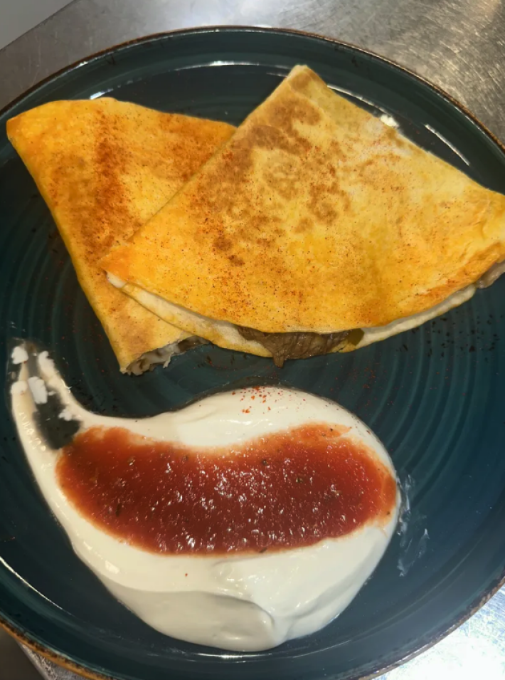 Кесадилья с рваным мясом и халапеньо