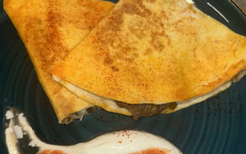 Кесадилья с рваным мясом и халапеньо
