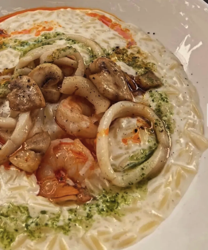 Сливочный орзо, креветками, кальмаром и грибами