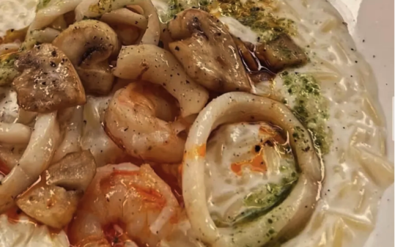 Сливочный орзо, креветками, кальмаром и грибами