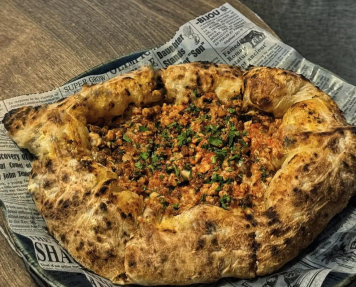 Пидэ с пряным фаршем, сыром и зеленью
