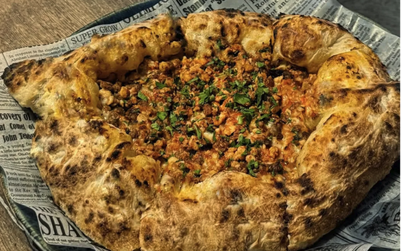Пидэ с пряным фаршем, сыром и зеленью