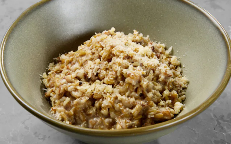 Цельнозерновая овсяная каша с рваной говядиной и сыром
