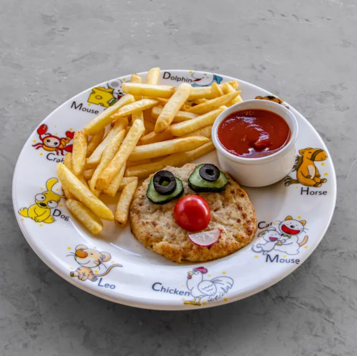 Куриная котлета и картофель фри с кетчупом