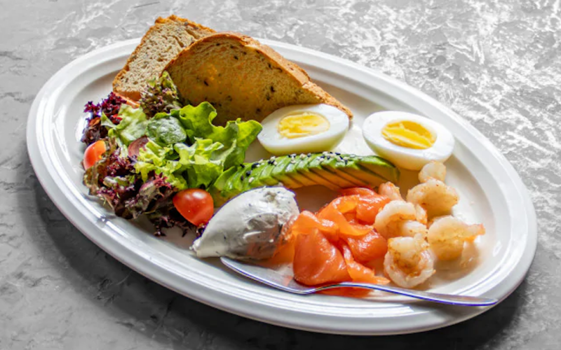 Морской завтрак с лососем и креветками