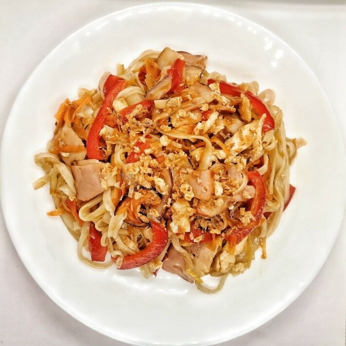 Wok с курицей, беконом (рисовая лапша)