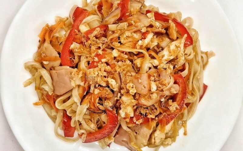 Wok с курицей, беконом (рисовая лапша)