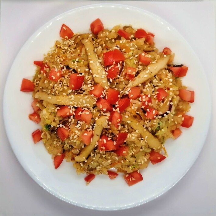 Жареный рис с курицей