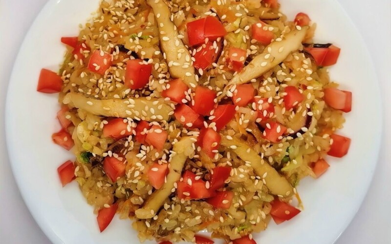 Жареный рис с курицей