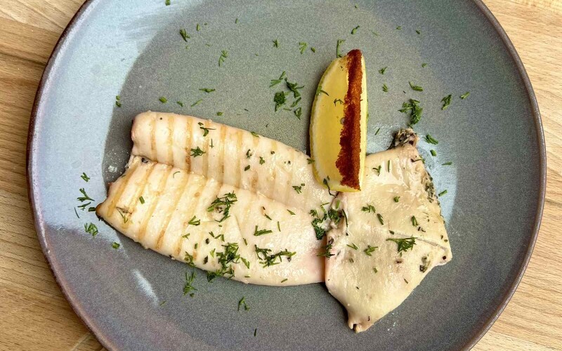 Кальмар гриль с лимоном и рисом отварным