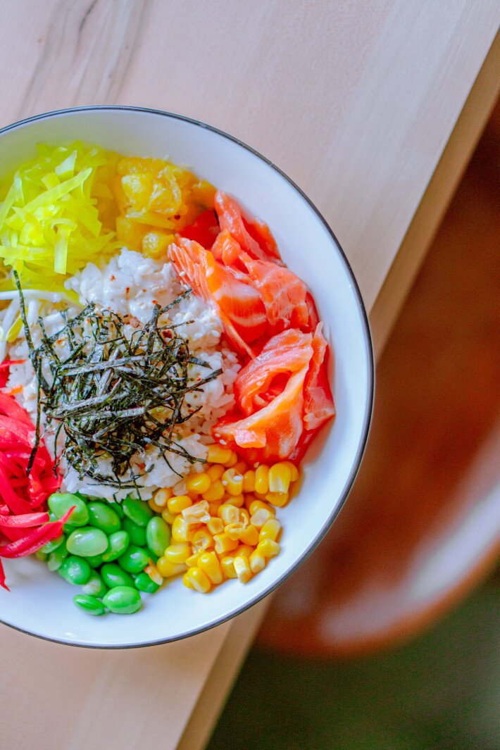 Поке с лососем, кукурузой и ореховым соусом